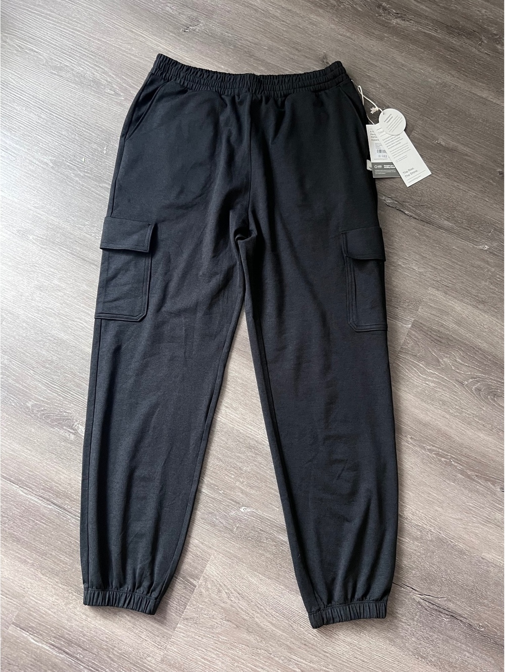 Vuori women’s boyfriend cargo jogger - black heather